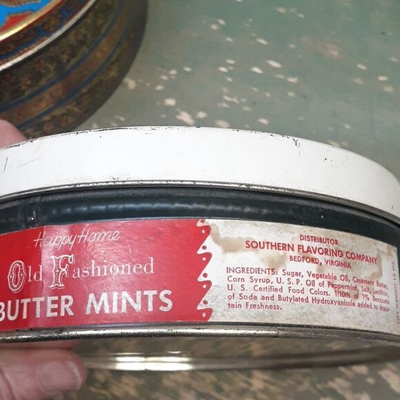 3 pc set of vintage round tins featuring elaborate ladies from the past. - Picture 8 of 12